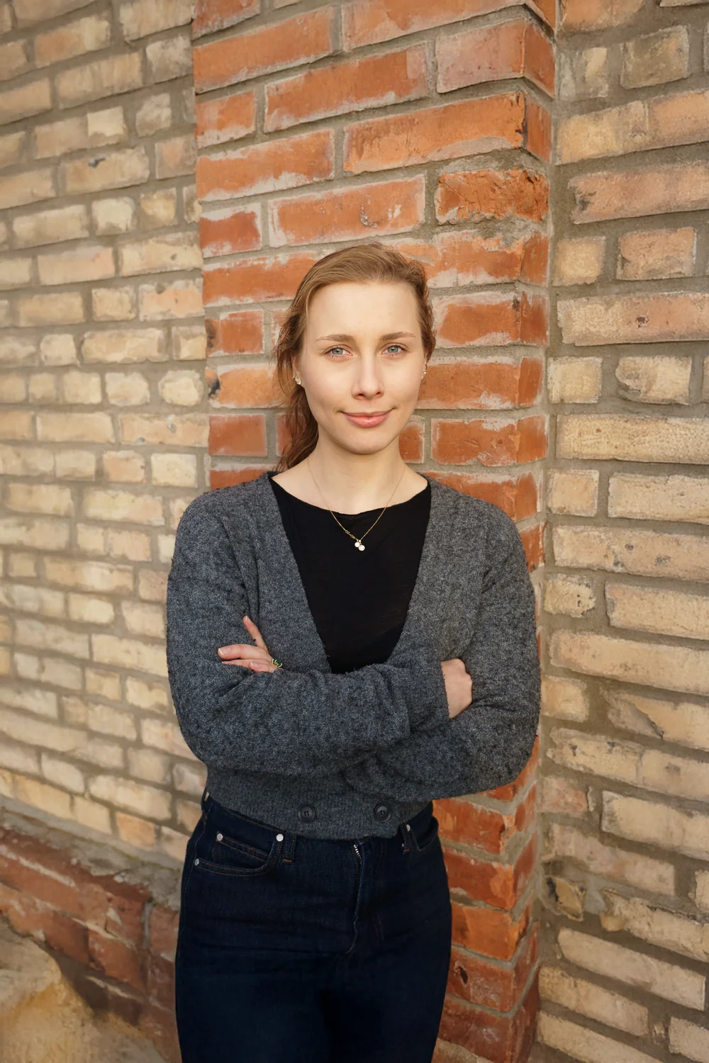 Porträt von Helena Soell vor einer Backsteinwand
