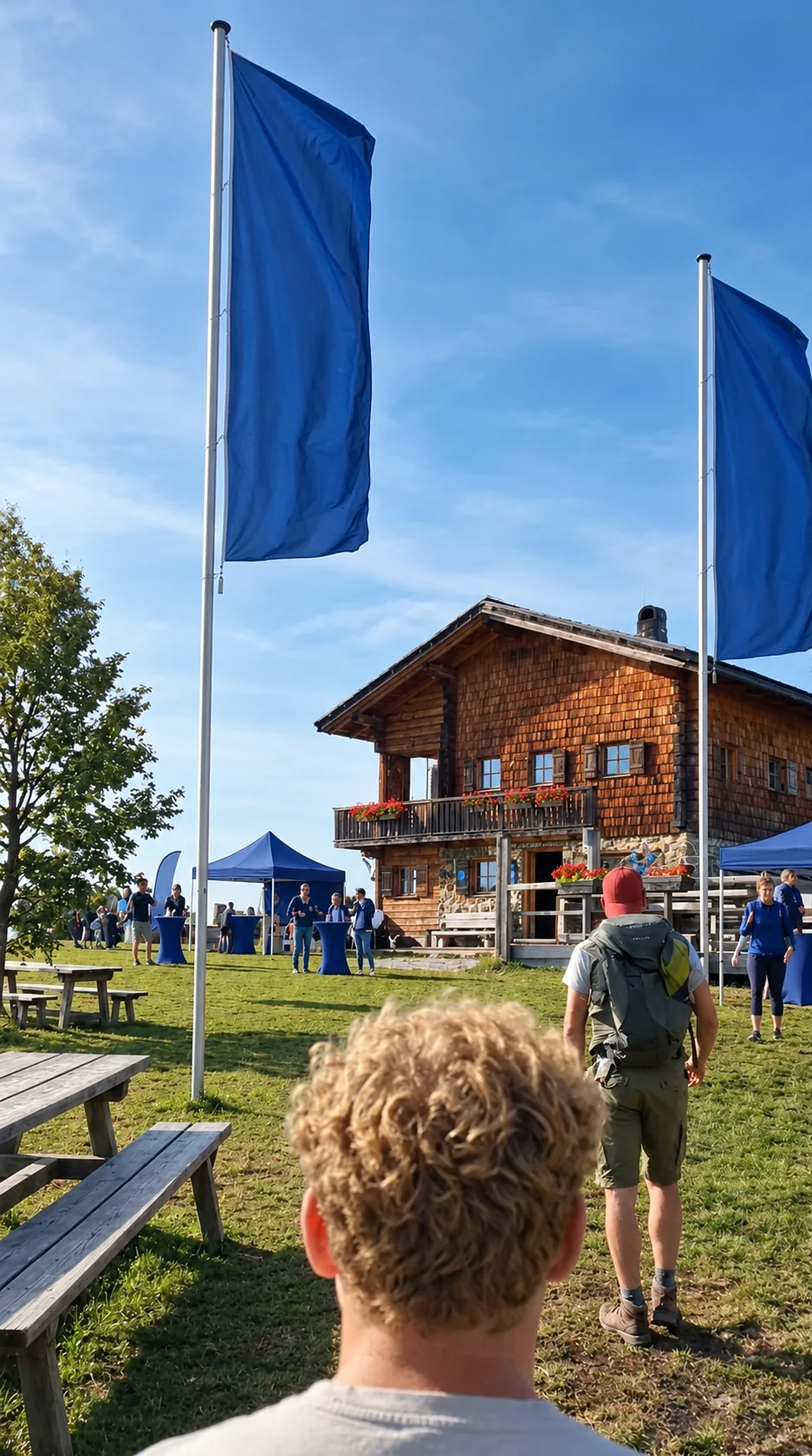 Brand Trip: Berghütte mit Fahnen und Zelten