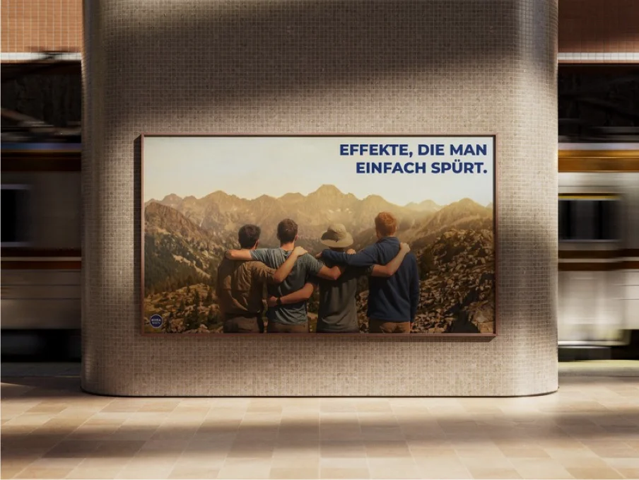 Out-of-Home-Motiv „Effekte, die man einfach spürt.“ auf einer Werbefläche im Bahnhof